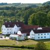 Udsigt over Haraldskær Sinatur Hotel og Konference en sommerdag