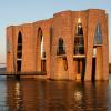 Fjordenhus med sol på ved solnedgang