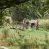 Familie på voksne og tre børn cykler langs Bindeballestien ved Vingsted