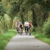 En familie cykler langs Bindeballestien tæt ved Vingsted