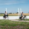 Cyklister på cykeltur ved Jelling-monumenterne