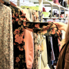 Kigge på Tøj i genbrugsbutik i Give