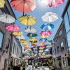 Blå himmel med paraplyer i Midtpunktet i Vejle 