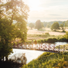 To piger står på en bro i Vejle Ådal