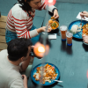 Venner spiser mad sammen i Paladspassagen Social Dining
