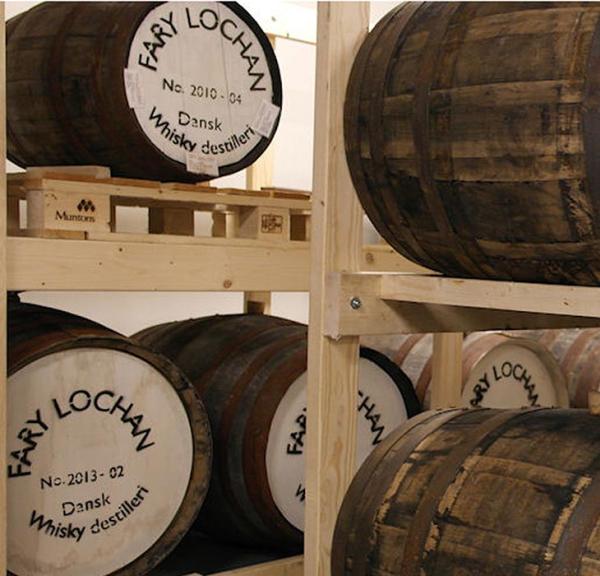 Fary Lochan Destilleris kælder med whiskytønder