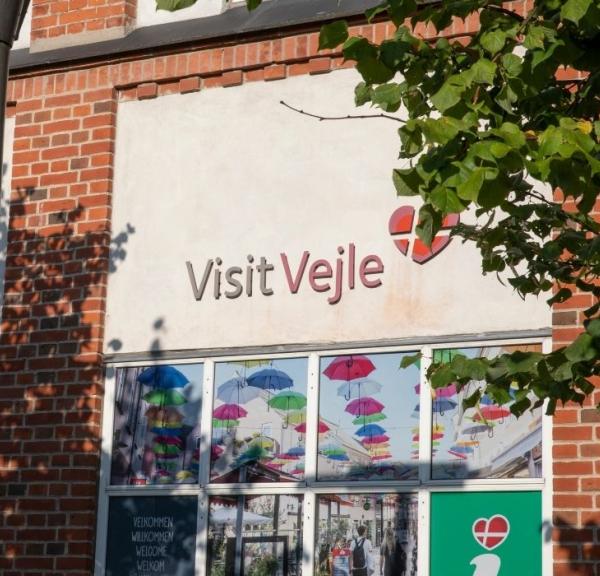 VisitVejle turistbureau front sommer