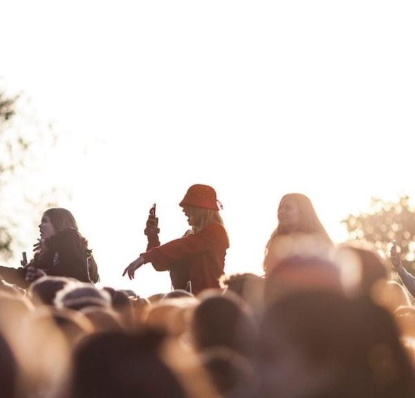 Festivalsgæster til koncert på Jelling Musikfestival