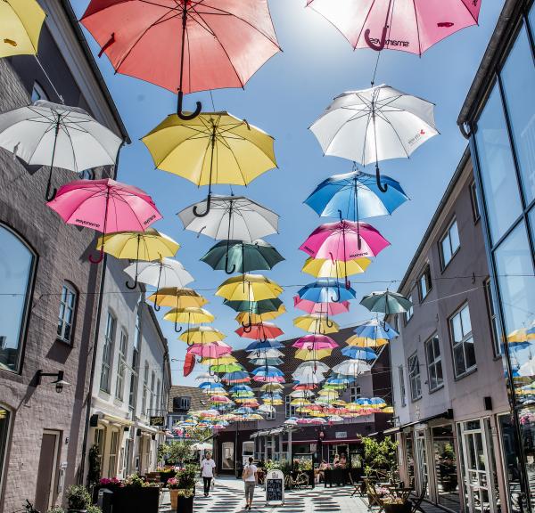 Blå himmel med paraplyer i Midtpunktet i Vejle 