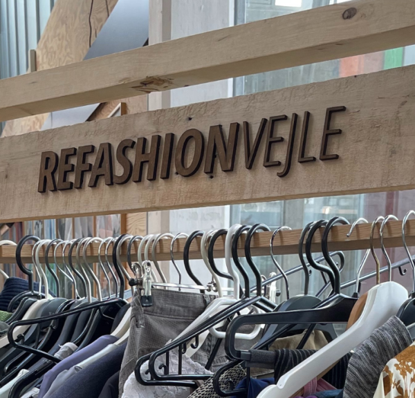 Tøjstativ med genbrugstøj fra ReFashion Vejle