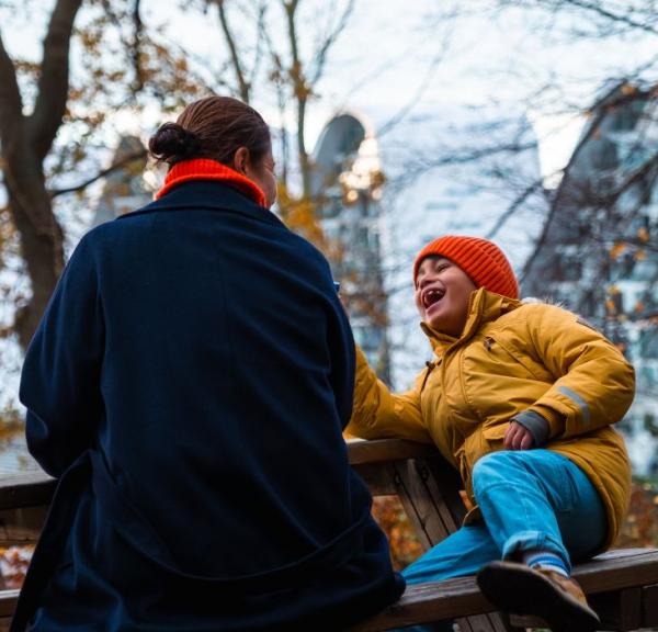 Mor og barn i Nørreskoven i Vejle i efteråret med udsigt over Bølgen og havnefronten