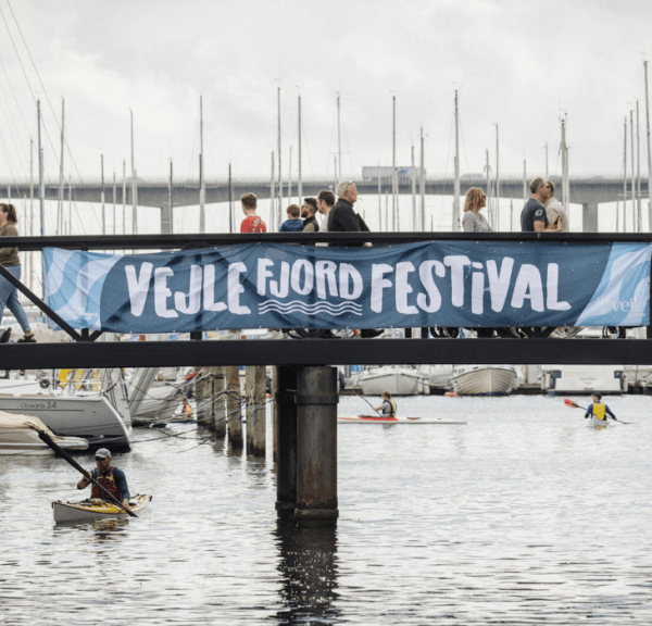 Mennesker på broen til Vejle Fjordfestival