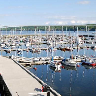 Vejle Lystbådehavn med udsigt til Vejlefjordbroen