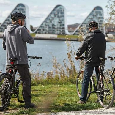 Cyklister foran Bølgen