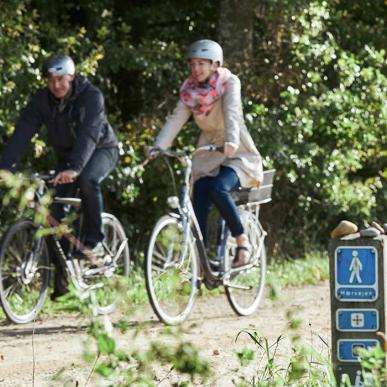 To cyklende på Hærvejen tæt ved Gudenåens Udspring