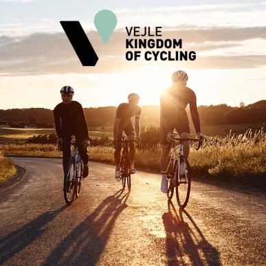 Kingdom of Cycling i Vejle med cyklister i solnedgangen