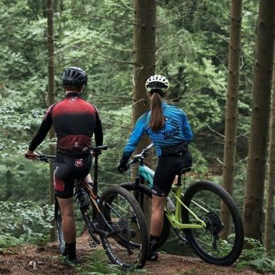 Cyklister på mountainbike i Nørreskoven