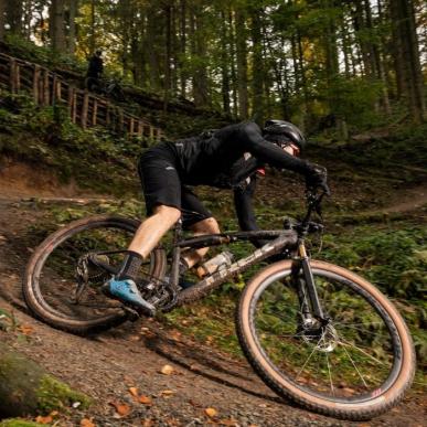 Cykelrytter på vej ned af mountainbike-bakke i Nørreskoven