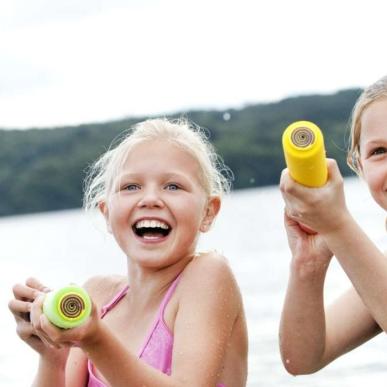 Piger ved Tirsbæk Strand med vandpistoler