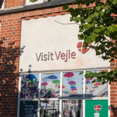 VisitVejle turistbureau front sommer