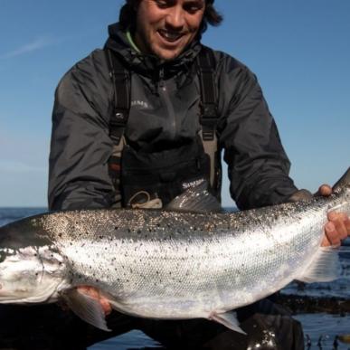 Fisker med havørred ved kysten