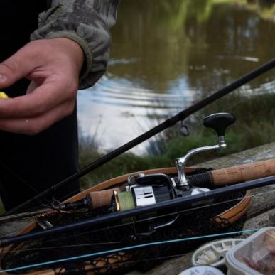 Med fiskestang og madding ved fiskesø