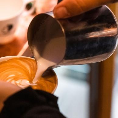 Café latte barista kaffe på Conrads i Vejle