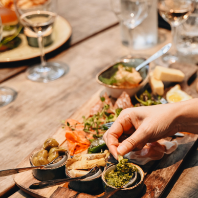 Et par nyder tapas og et glas vin på en romantisk date i Torvehallerne