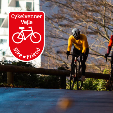 Bikefriends logo og to cyklister i nørreskoven Vejle 