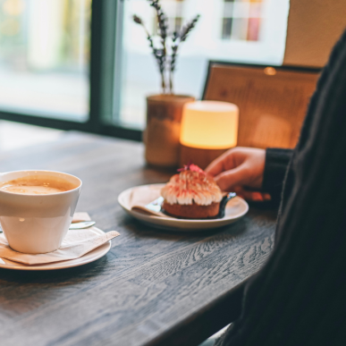 Konditoriet Conrads kaffe og kage ved bord