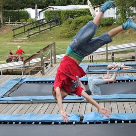 Børn på trampolin ved Randbøldal Camping