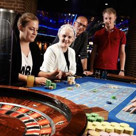 Gæster spiller roulette på Casino Munkebjerg