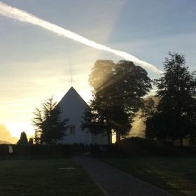 Jelling Kirke i morgensolen