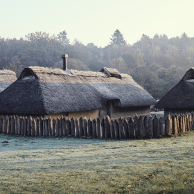 Huse i Vingsted Jernalder med morgenrim