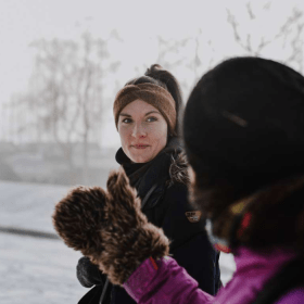 To personer er på en vintergåtur i sneen i Vejle