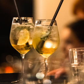 Et par cocktails bliver serveret