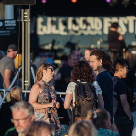 Mennesker foran scenen til Vejle Fjordfestival