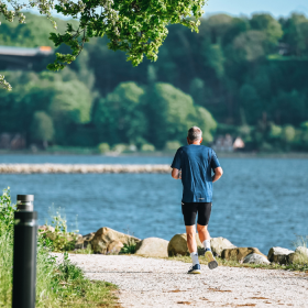 En løber på tur i Skyttehushaven en sommerdag