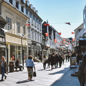 En smuk dag i Vejle gågade i solskinnet