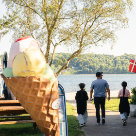 Ishuset ved Albuen Strand på en sommerdag