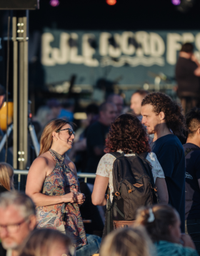 Mennesker foran scenen til Vejle Fjordfestival