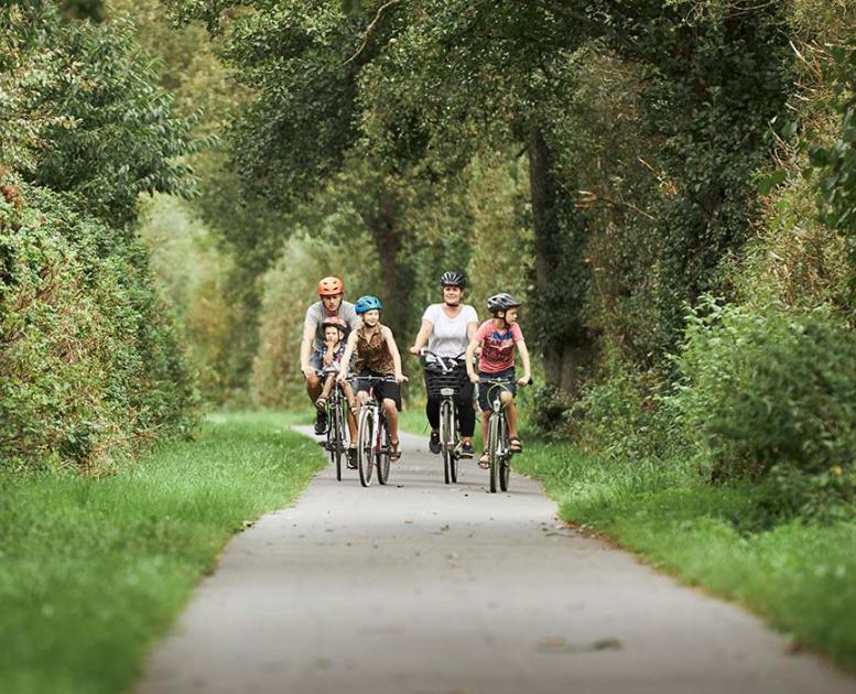 En familie cykler langs Bindeballestien tæt ved Vingsted
