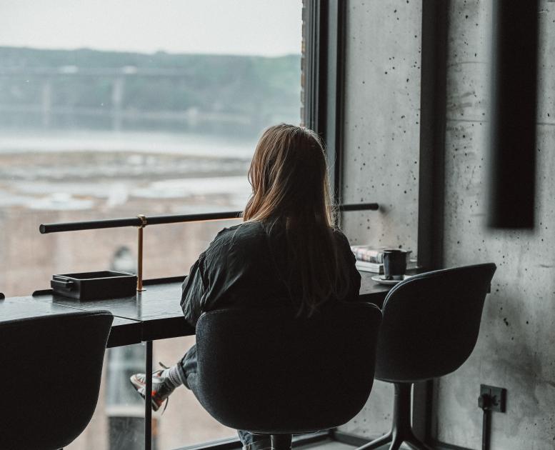 Kvinde med udsigt fra skybar på Zleep Hotel i Vejle