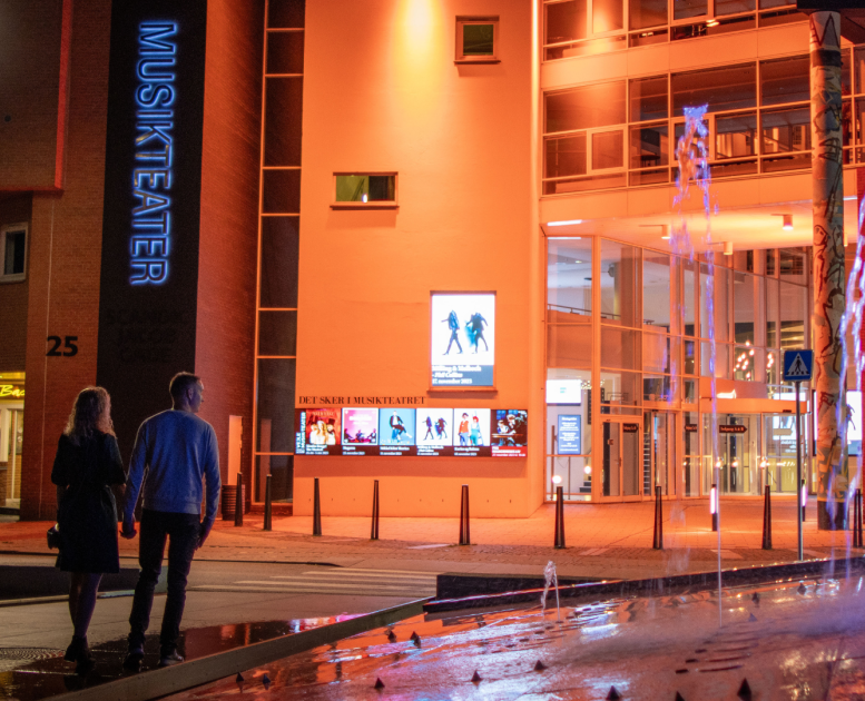 Par på vej i Vejle Musikteater går over rundkørslen med springvandet ude foran musikteateret