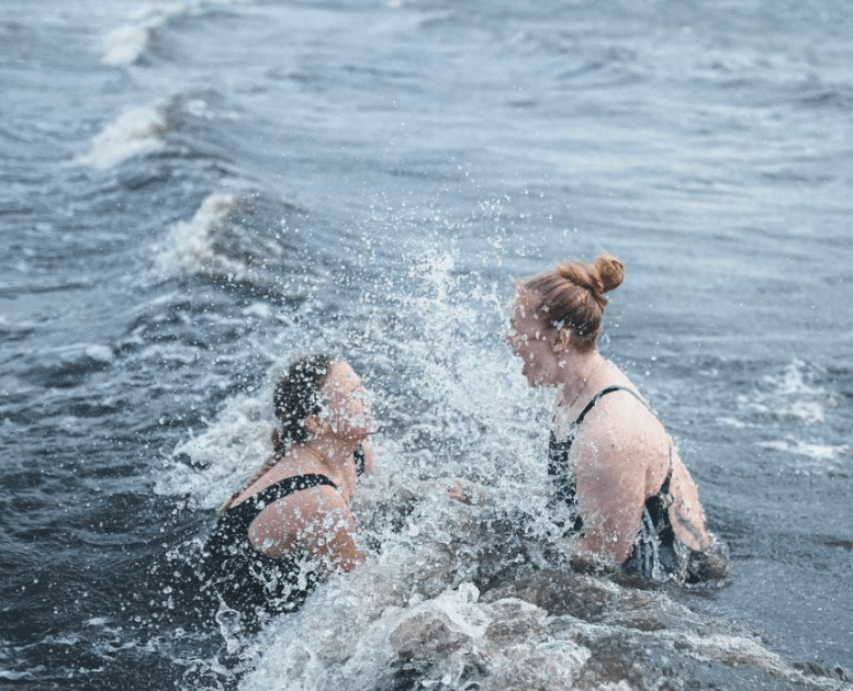 To piger til vinterbadning ved Tirsbæk Strand
