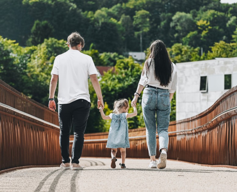 Familie på gåtur på Grejsdalsstien