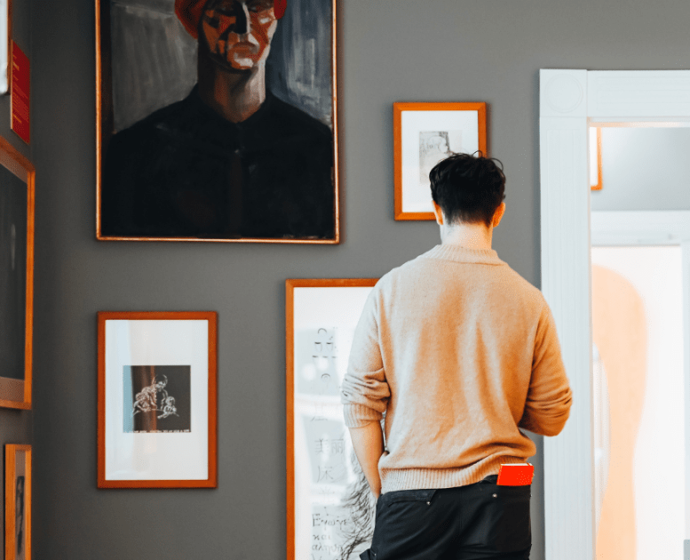 En gæst betragter kunsten på Vejle Kunstmuseum