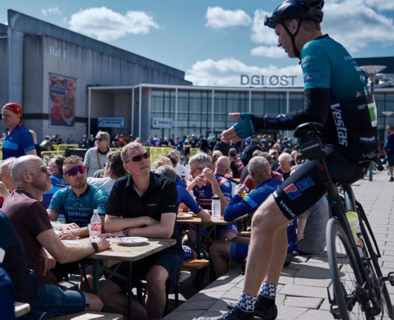 Cykelryttere hygger sig ude foran DGI Huset efter de har cyklet Grejsdalsløbet i Vejle
