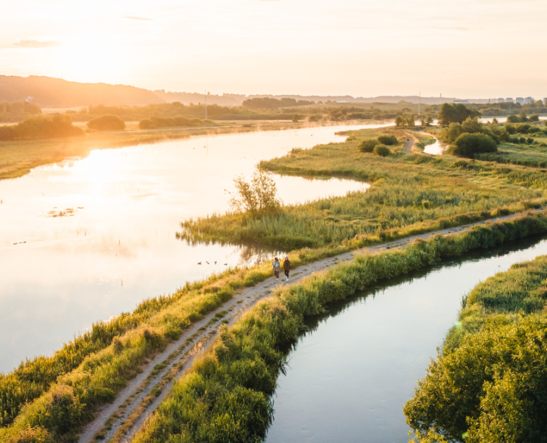 Piger på gåtur i Vejle Ådal ved Kongens Kær