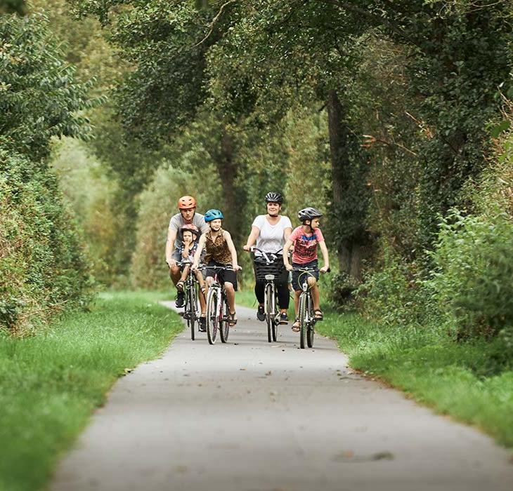 En familie cykler langs Bindeballestien tæt ved Vingsted